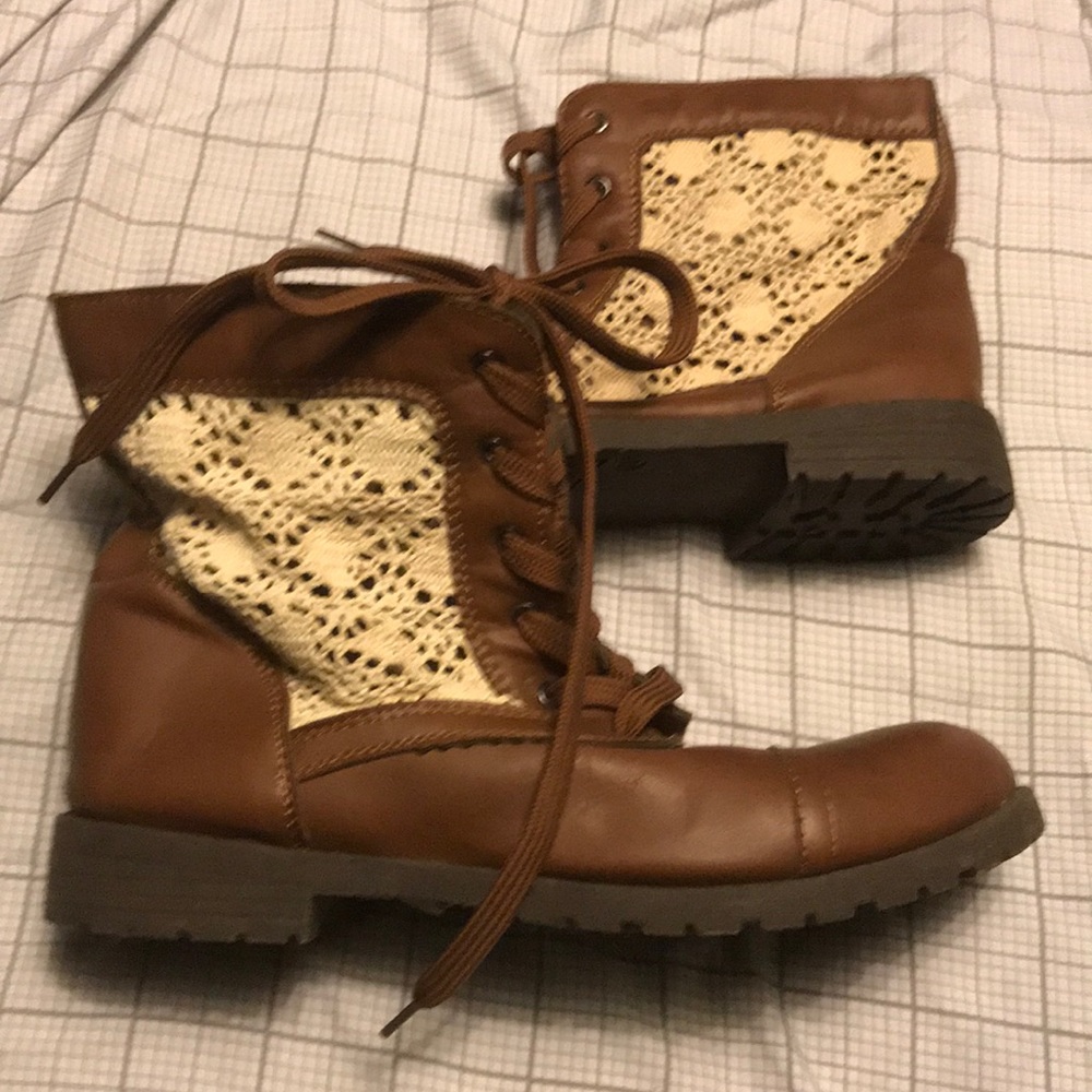 Side white lace boots